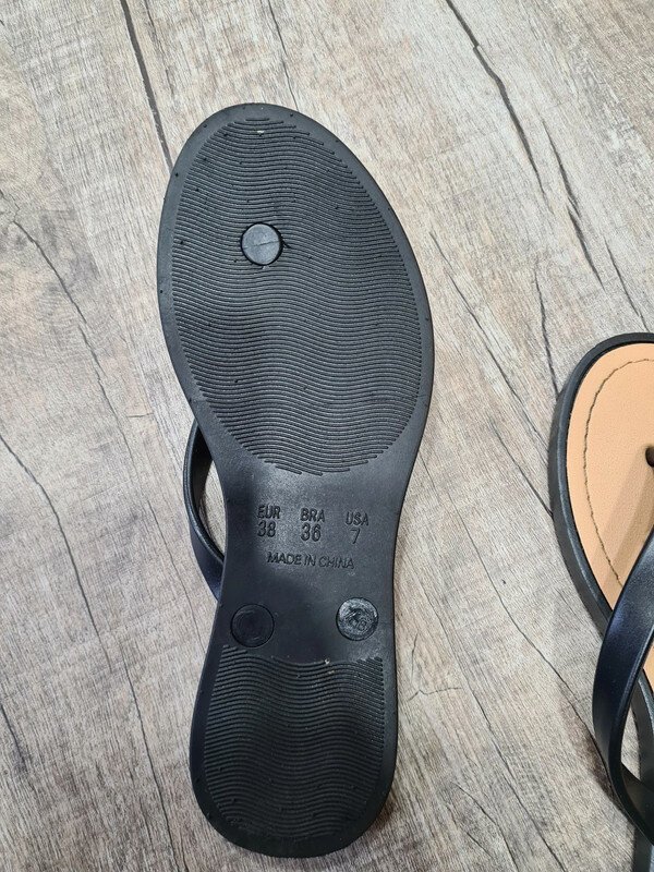 Süße schwarze Flip Flops Sandale Colloseum 