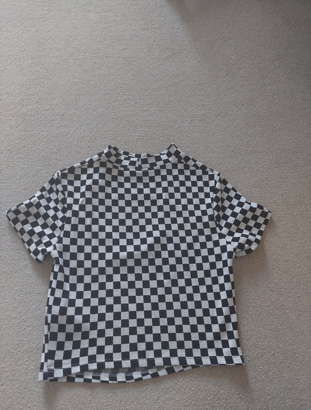 schwarz weißes T-Shirt mit Ausschnitt