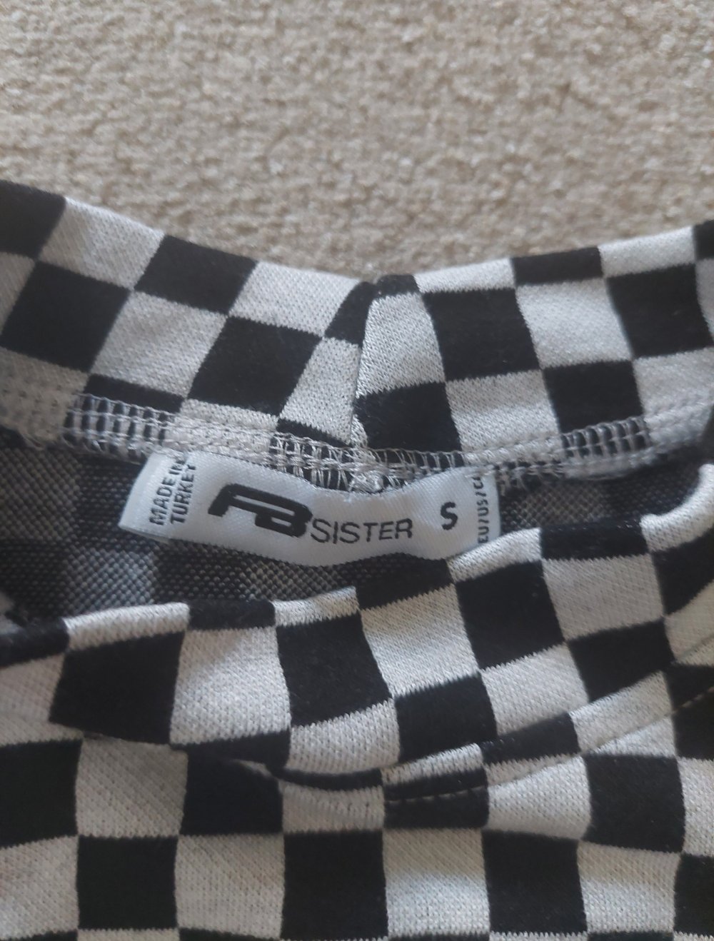 schwarz weißes T-Shirt mit Ausschnitt