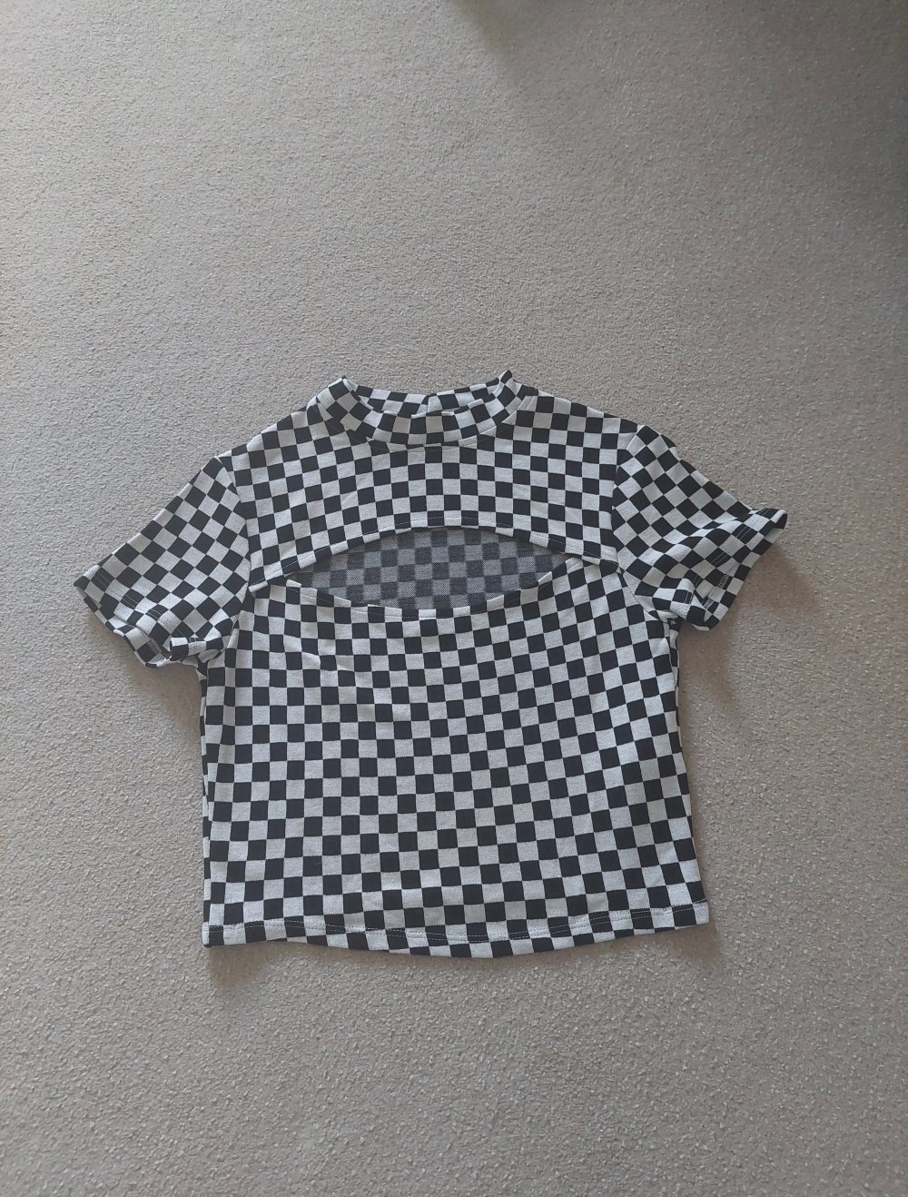 schwarz weißes T-Shirt mit Ausschnitt