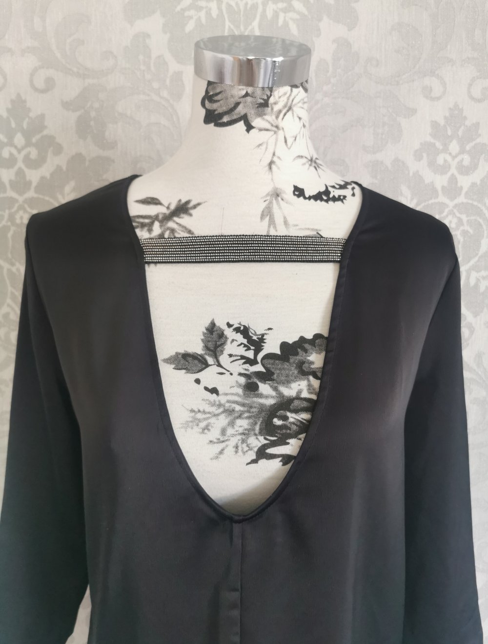 H&M Kleid Gr. 38 Satin schwarz mit Cut Out am Ausschnitt Perlen Top Zustand