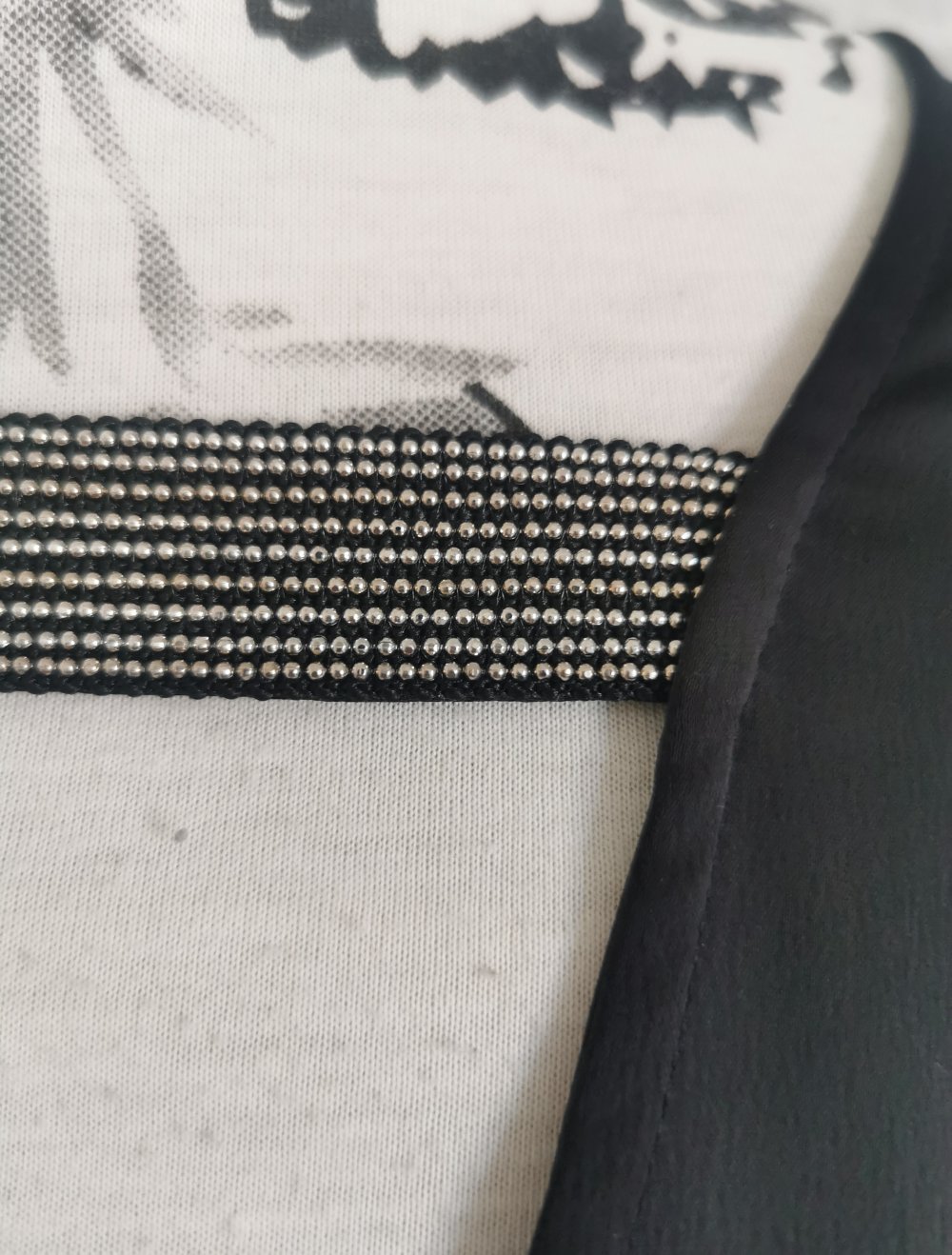 H&M Kleid Gr. 38 Satin schwarz mit Cut Out am Ausschnitt Perlen Top Zustand