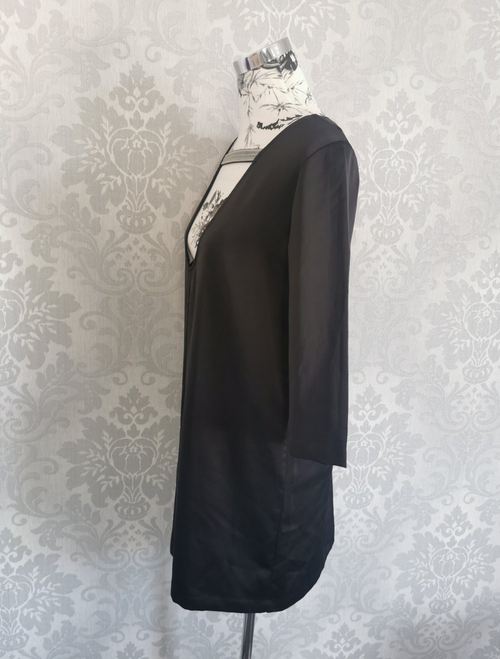 H&M Kleid Gr. 38 Satin schwarz mit Cut Out am Ausschnitt Perlen Top Zustand