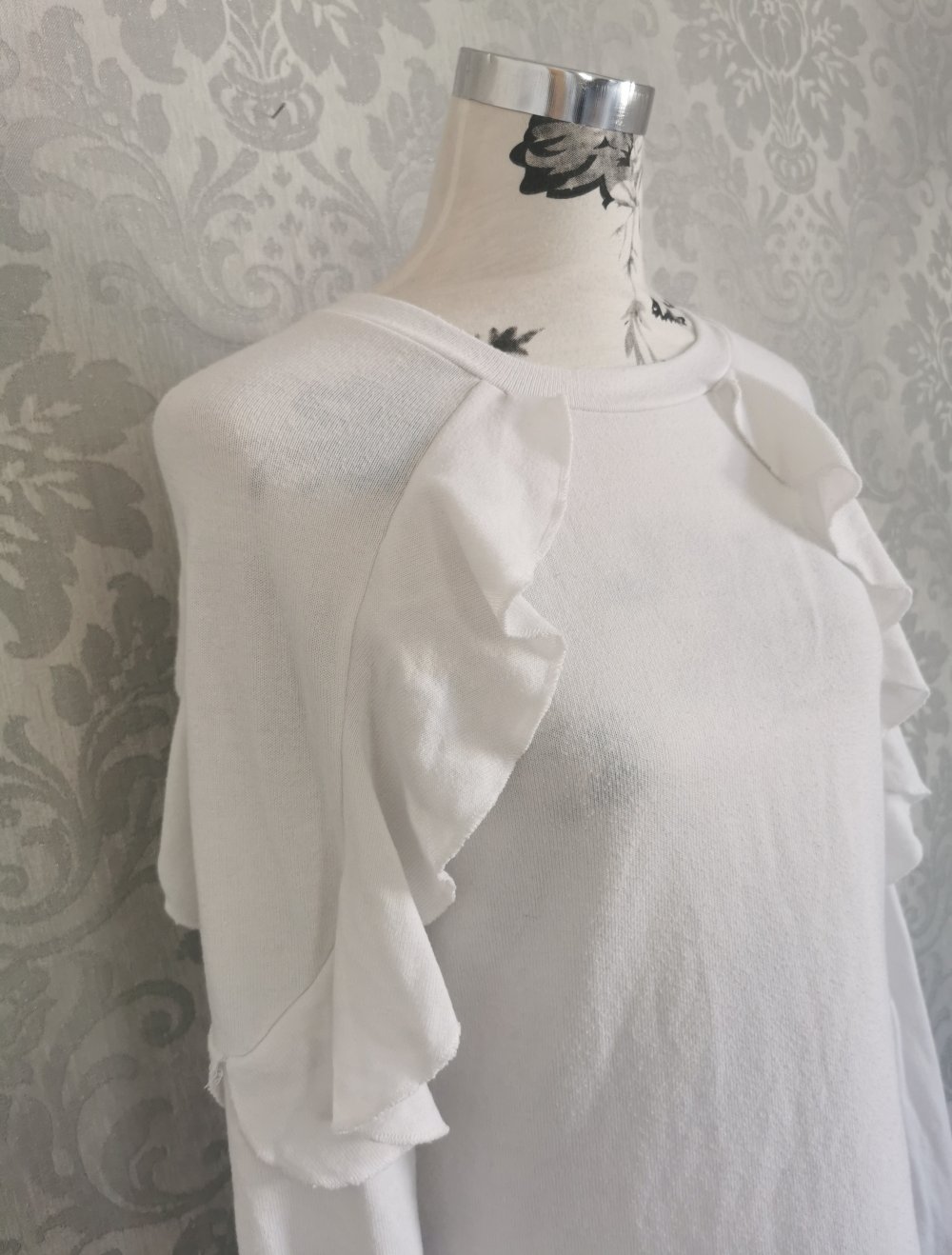 My Hailys Pulli Gr. XS in offwhite Volant an den Ärmeln