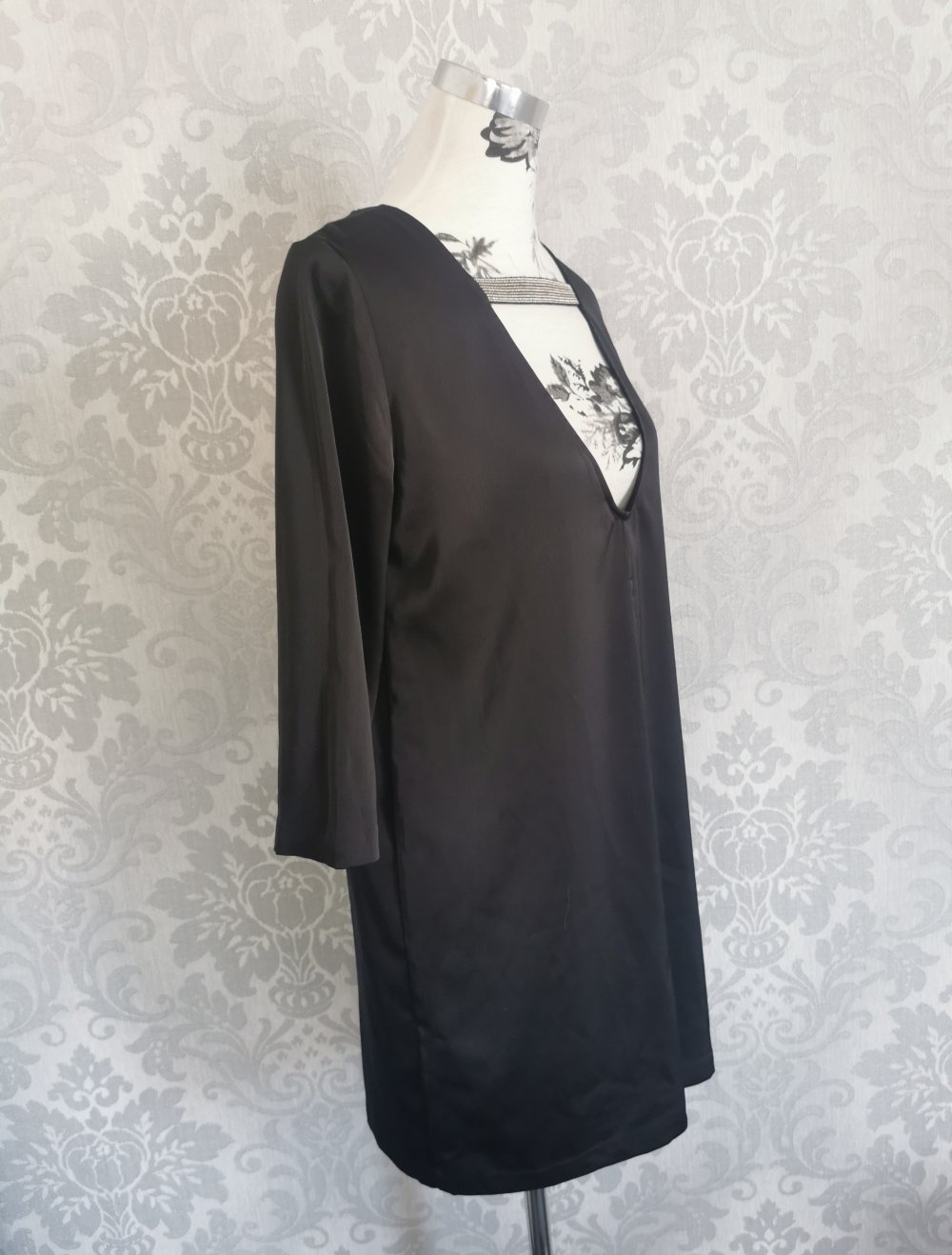 H&M Kleid Gr. 38 Satin schwarz mit Cut Out am Ausschnitt Perlen Top Zustand