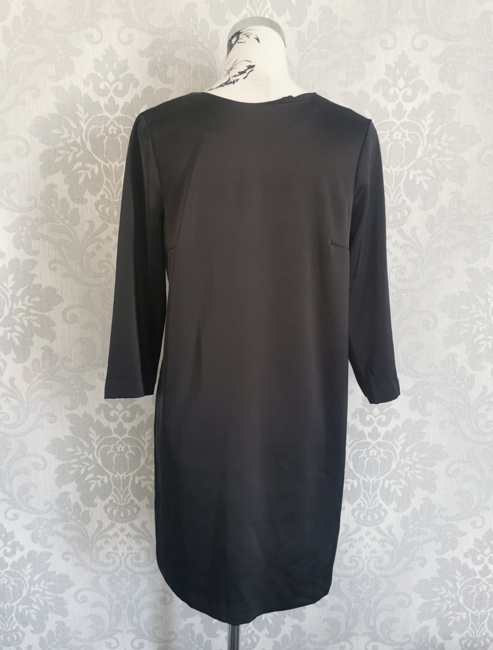 H&M Kleid Gr. 38 Satin schwarz mit Cut Out am Ausschnitt Perlen Top Zustand