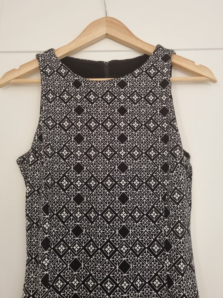 Gemustertes Sommerkleid für eine schöne Taille