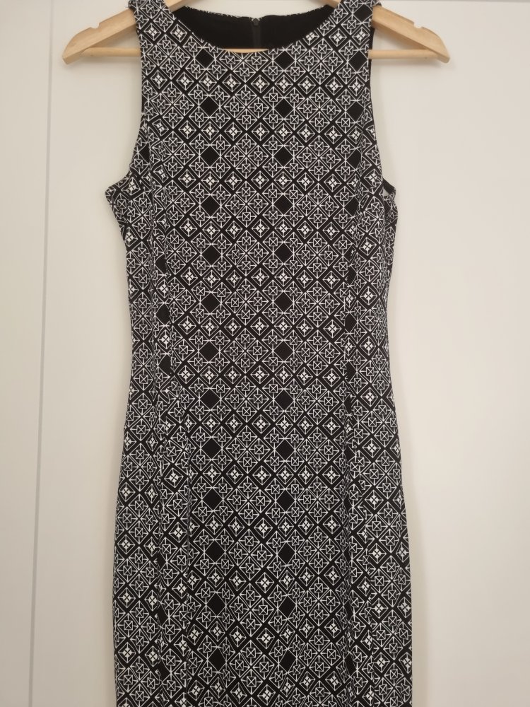 Gemustertes Sommerkleid für eine schöne Taille