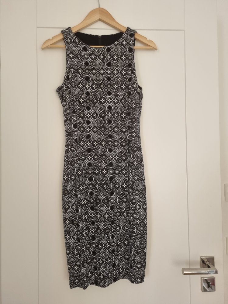 Gemustertes Sommerkleid für eine schöne Taille