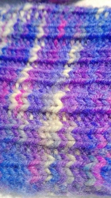 Lila gemusterte Socken handgemacht