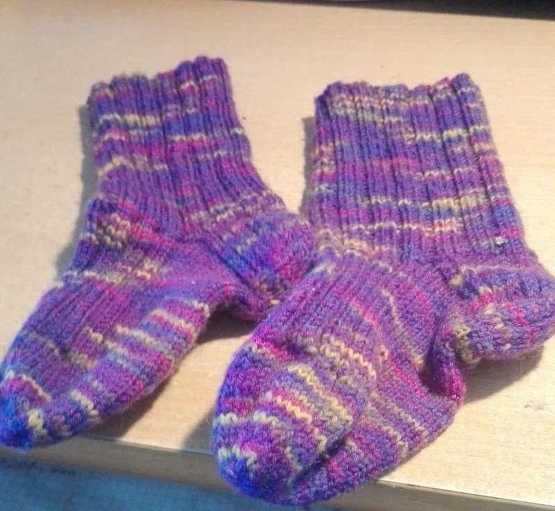 Lila gemusterte Socken handgemacht