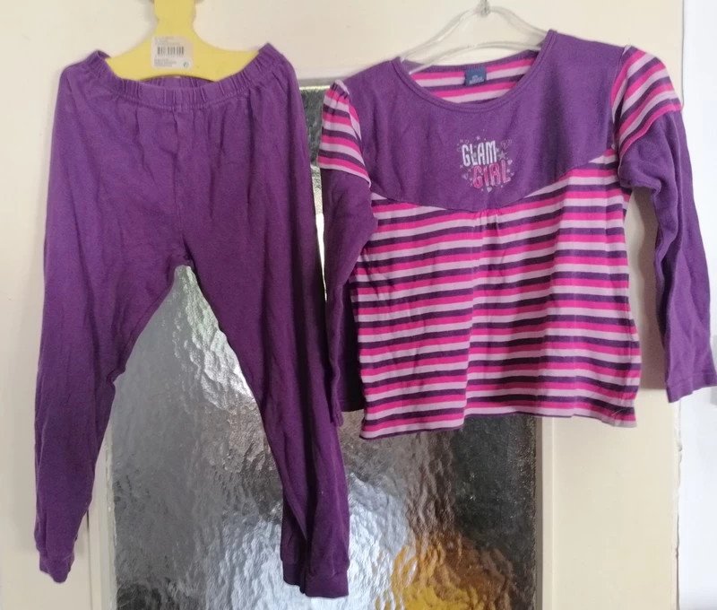 Lila gestreifter Schlafanzug - Gr. 128 - attention collection