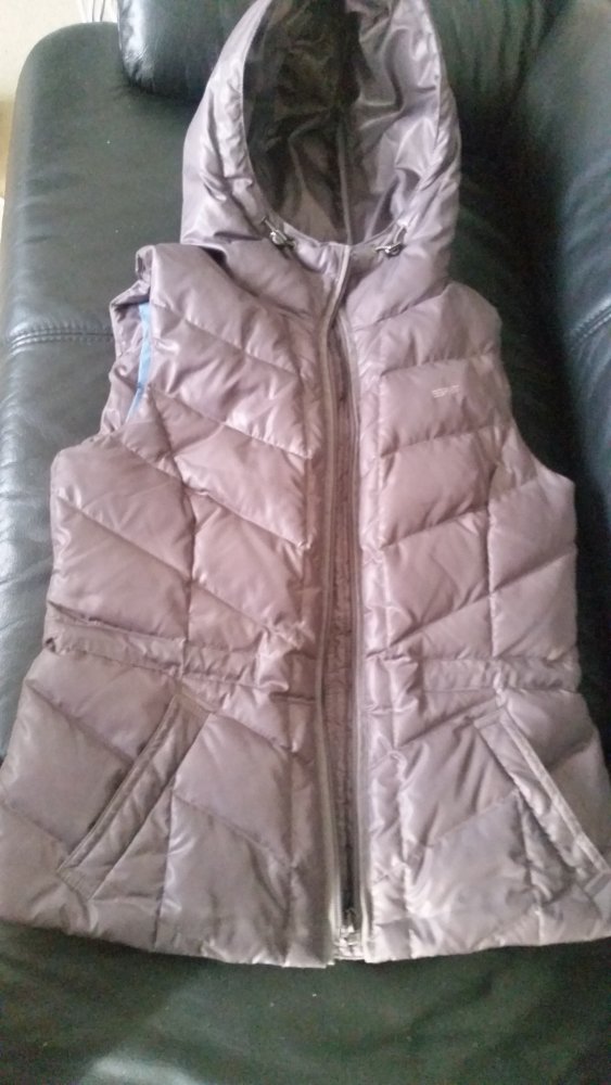 schöne Daunen Weste von Esprit mit dezentem Glanz