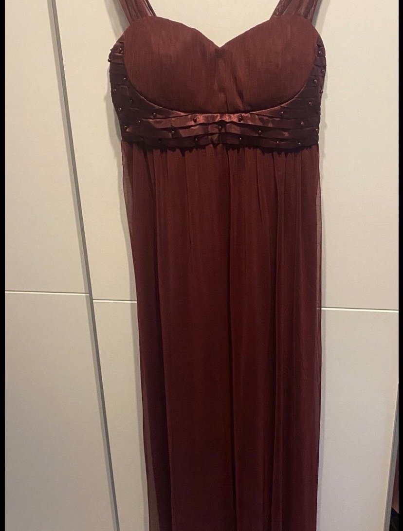 Langes weinrotes Kleid