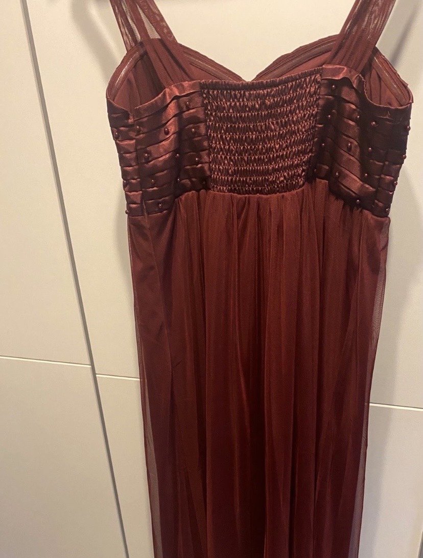 Langes weinrotes Kleid