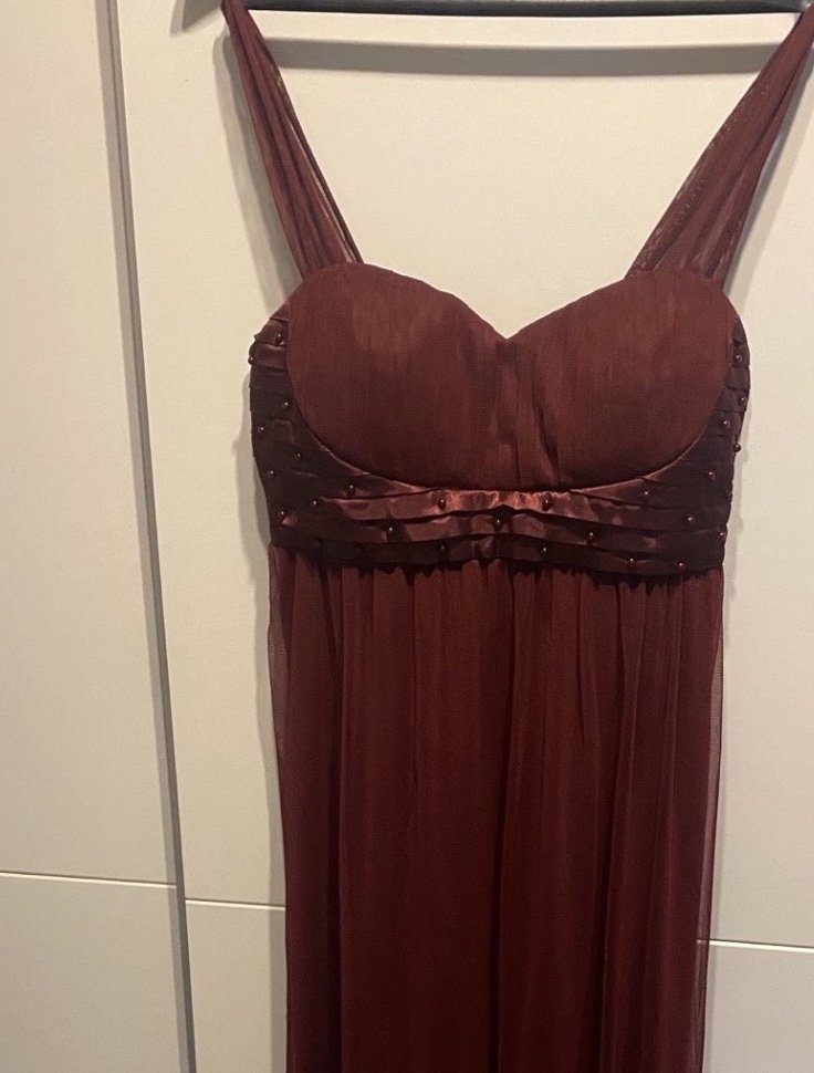 Langes weinrotes Kleid