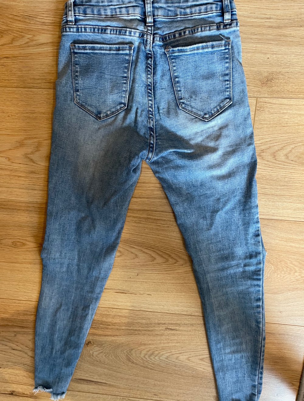 Jeans mit Löchern