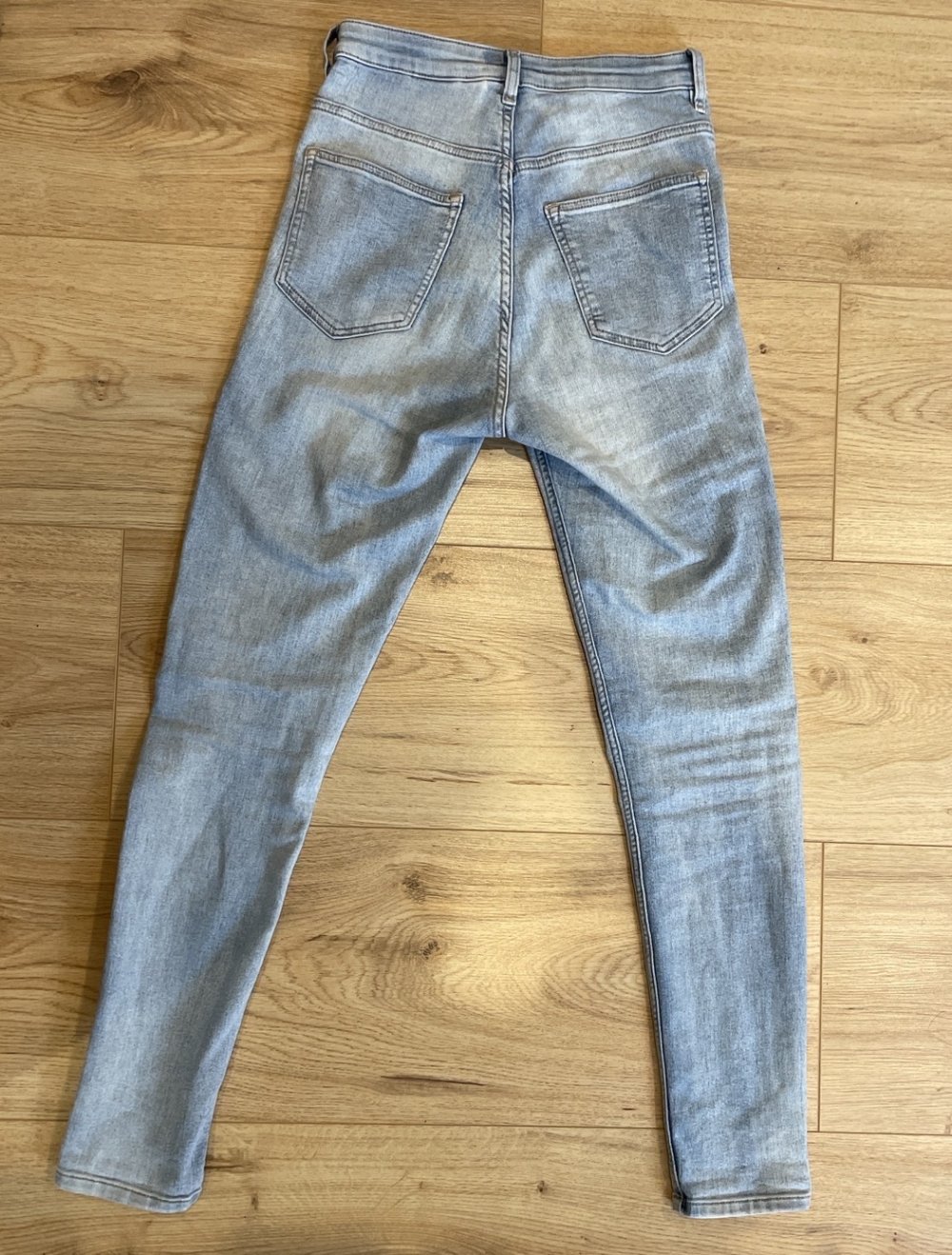 Jeans mit Löchern