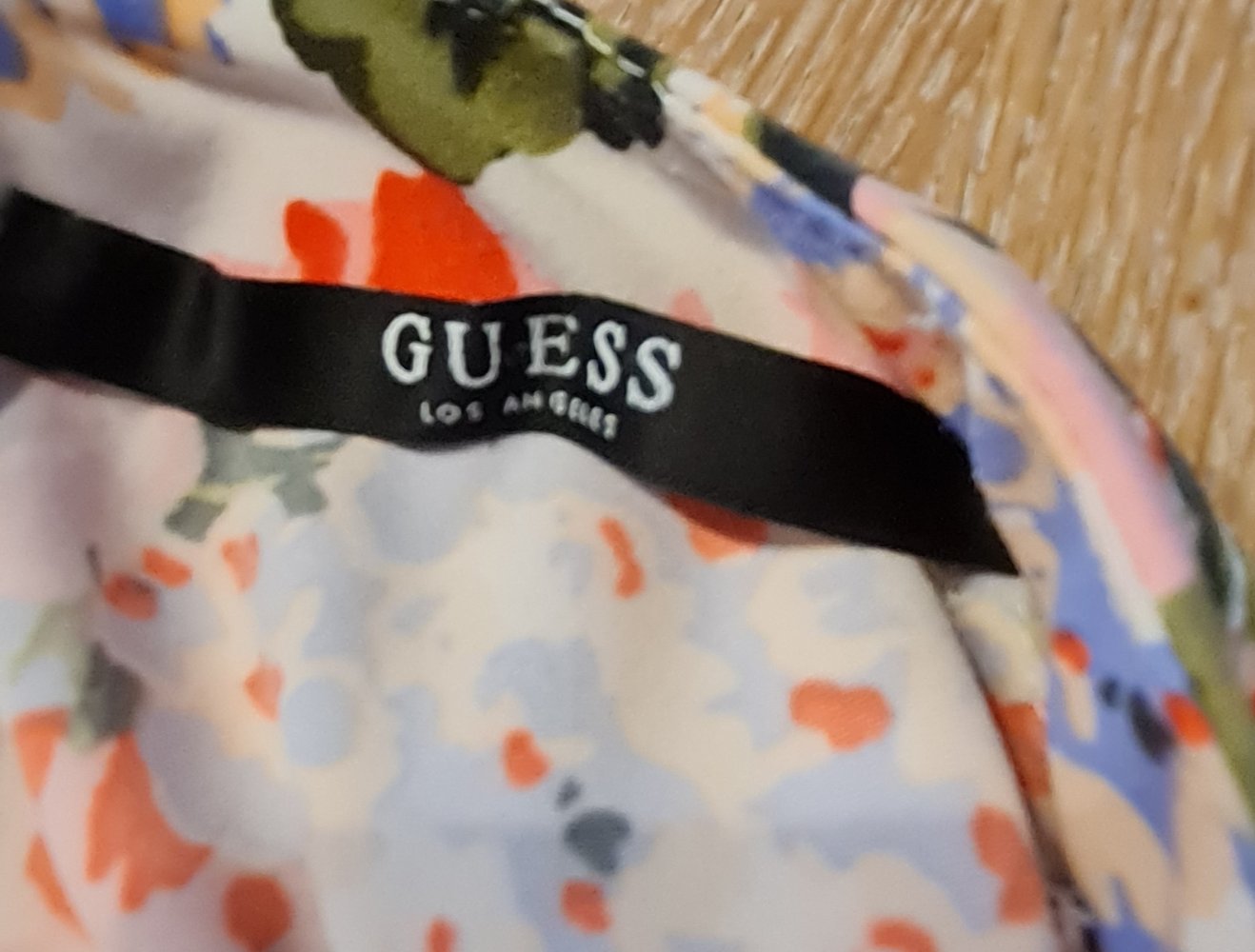 Guess Oberteil Bluse ohne Arm floralems Muster Gr. S