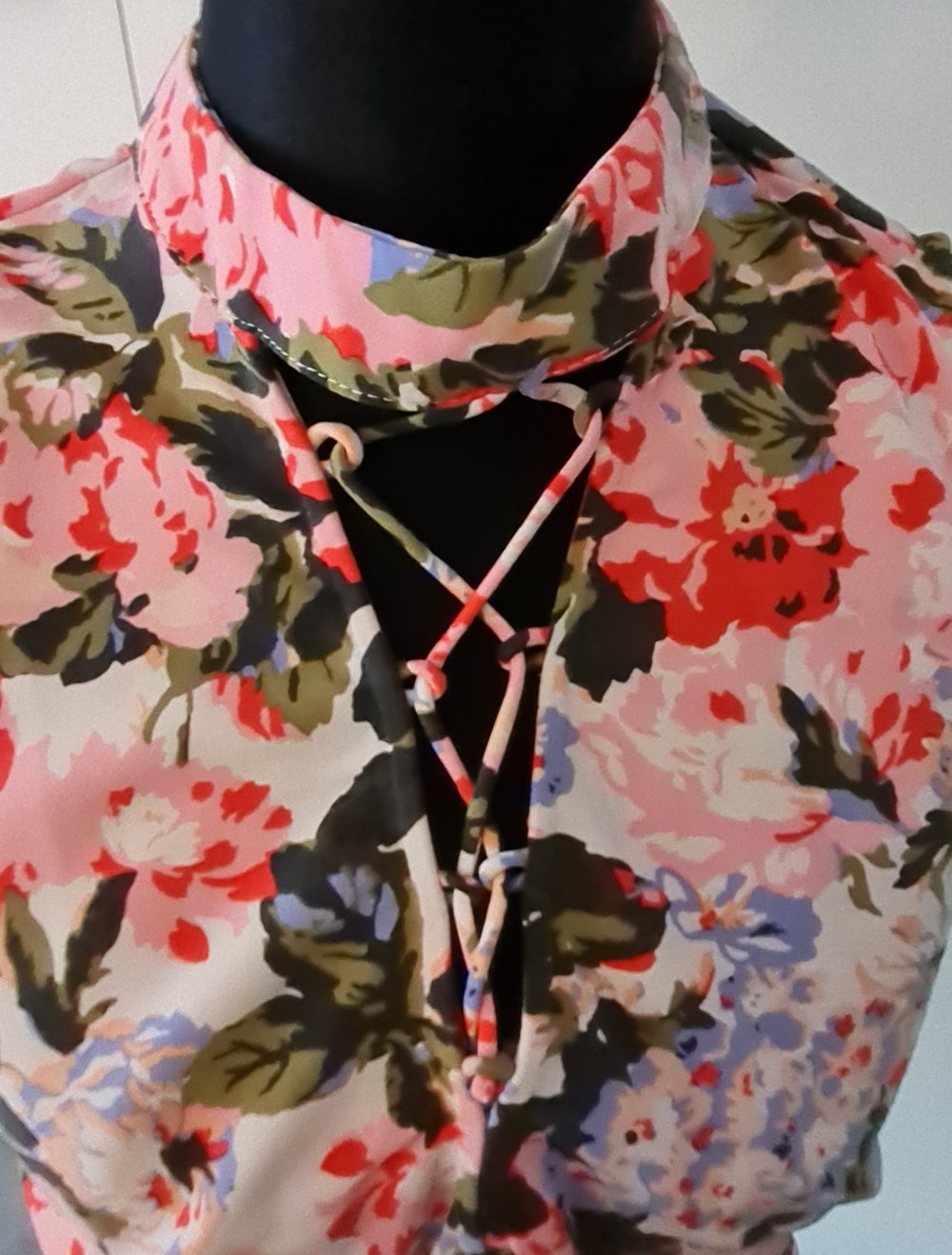 Guess Oberteil Bluse ohne Arm floralems Muster Gr. S