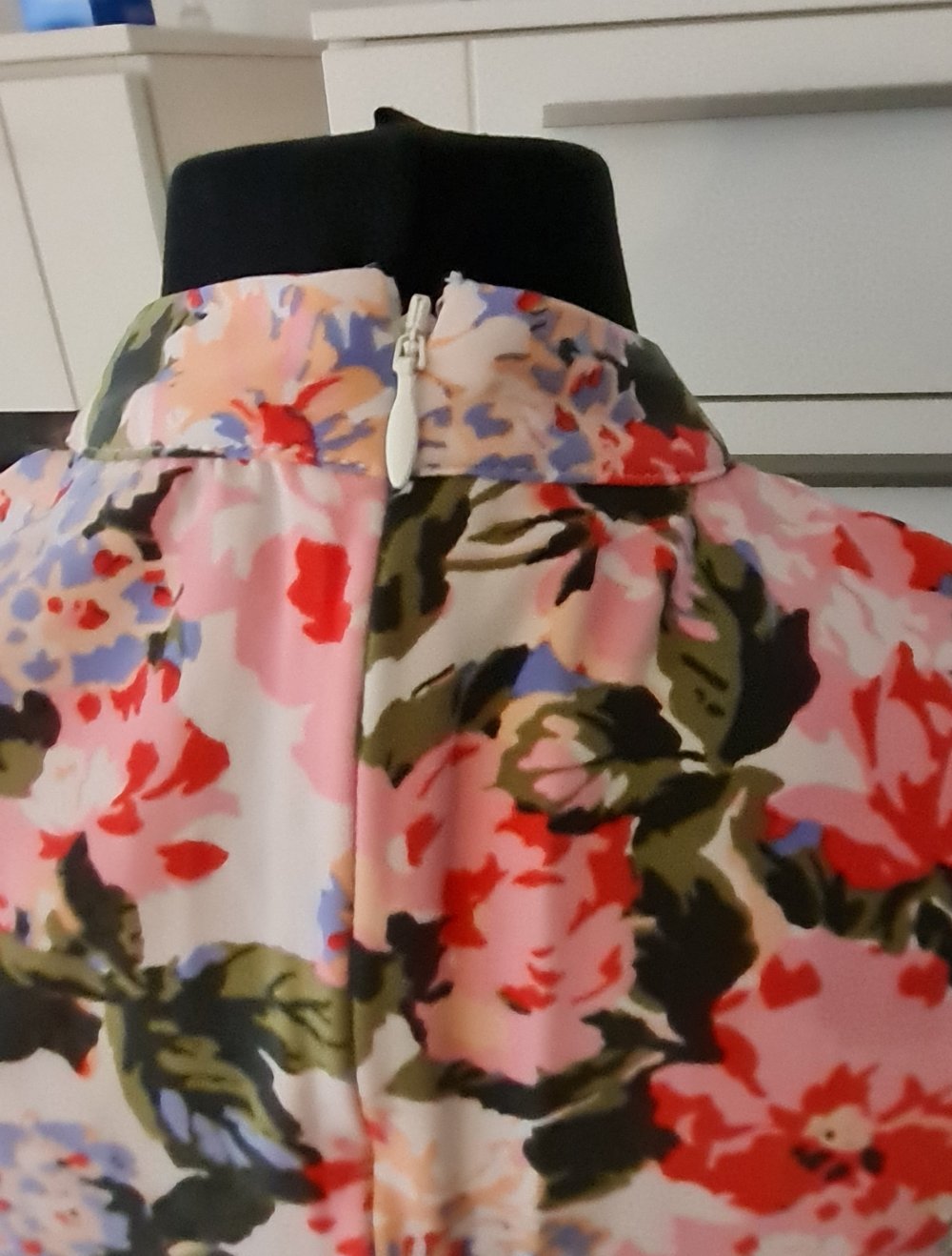 Guess Oberteil Bluse ohne Arm floralems Muster Gr. S