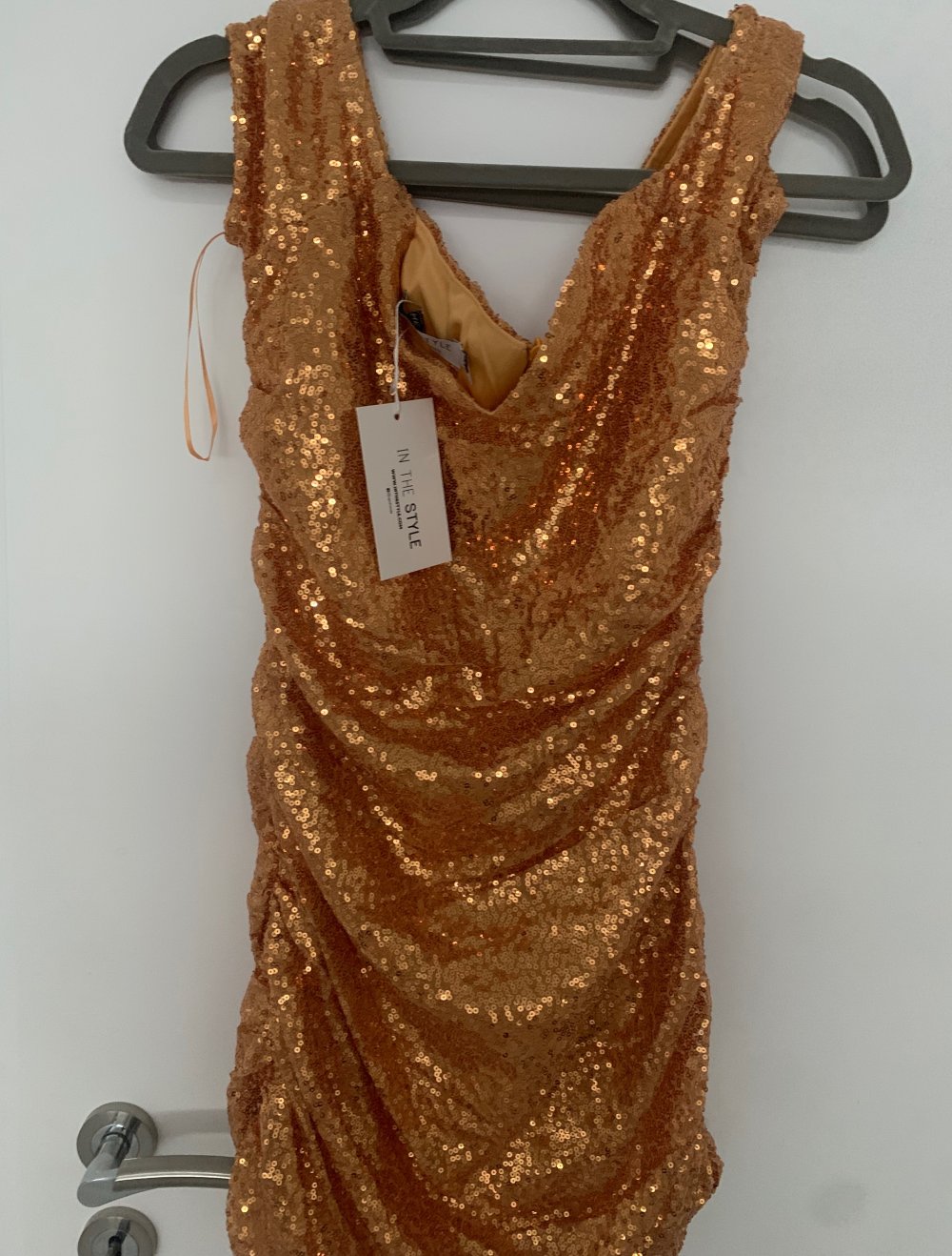 brandneues Goldenes Kleid mit Etikett