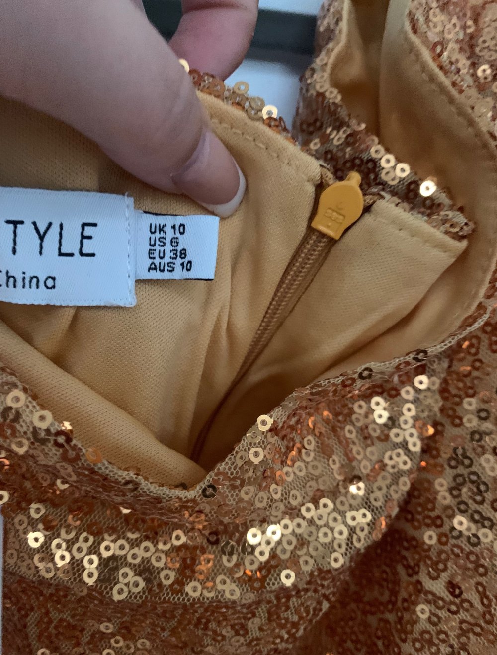 brandneues Goldenes Kleid mit Etikett