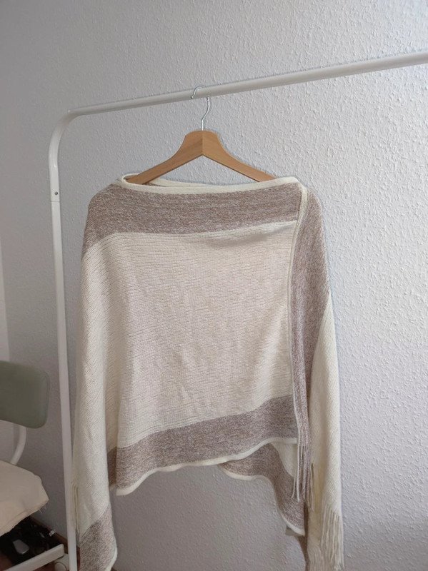 Kuscheliger Poncho mit tollen Cremfarbenverläufen!