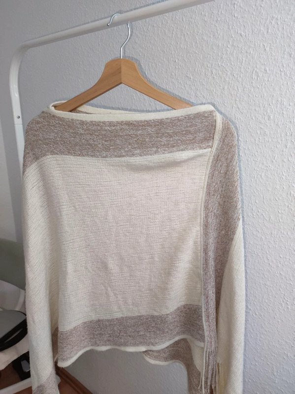 Kuscheliger Poncho mit tollen Cremfarbenverläufen!