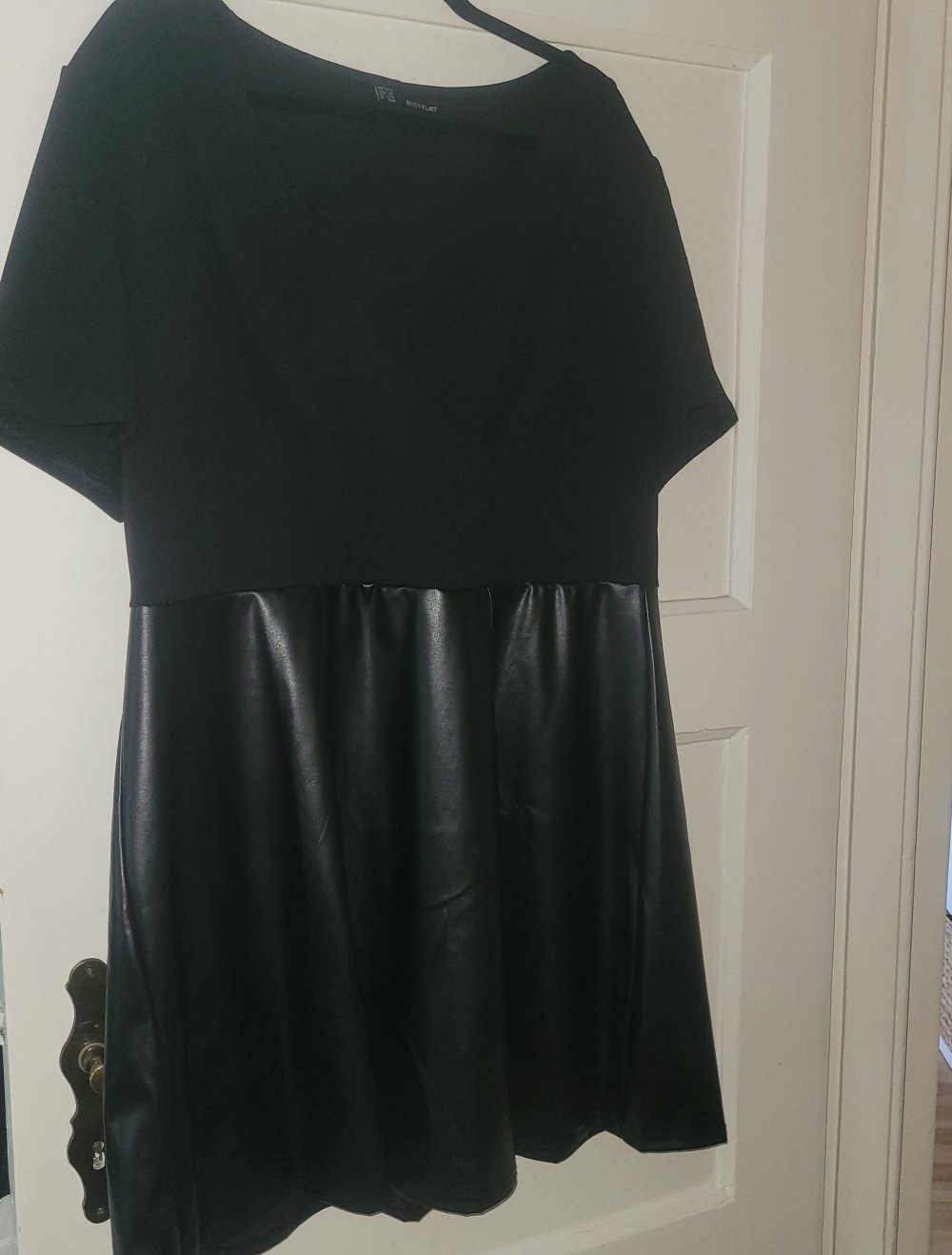 Kleid schwarz mit Leder