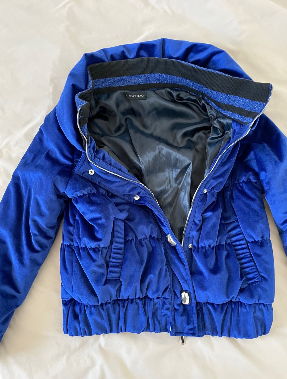 Elektrisch blaue Jacke