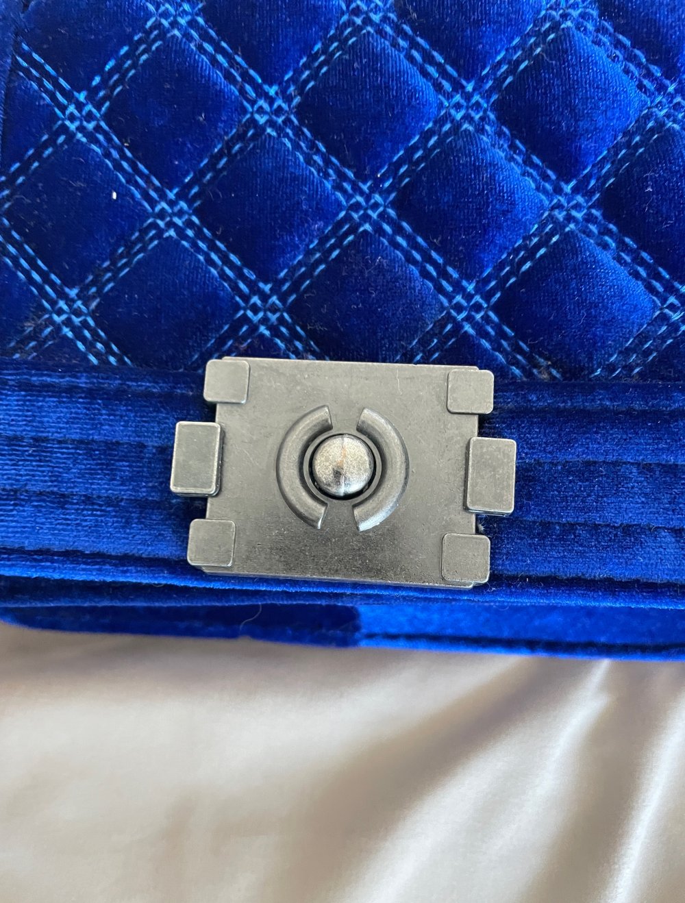 Blaue Handtasche aus synthetischem Samt