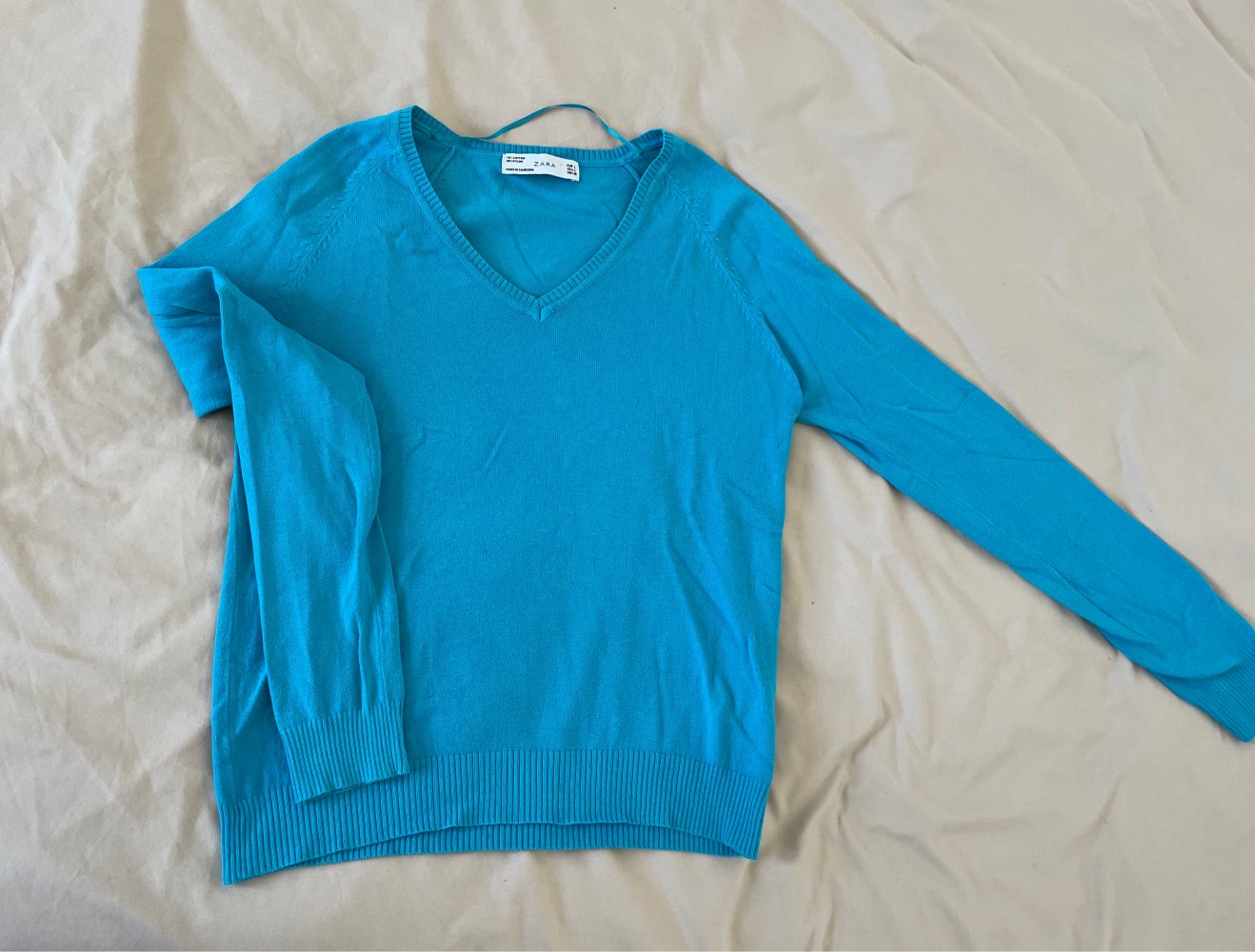 Türkiser Pulli aus feinem Stoff