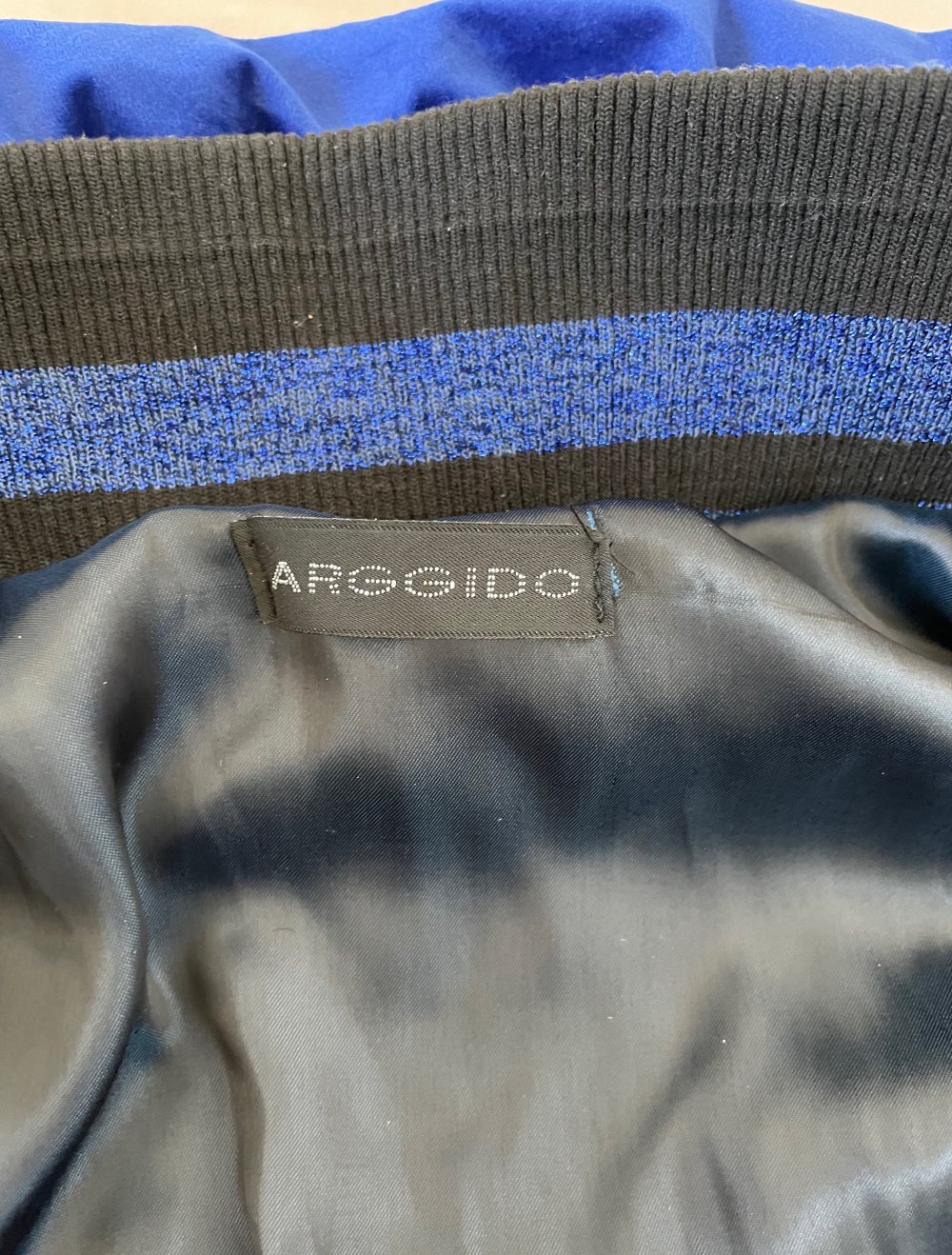 Elektrisch blaue Jacke