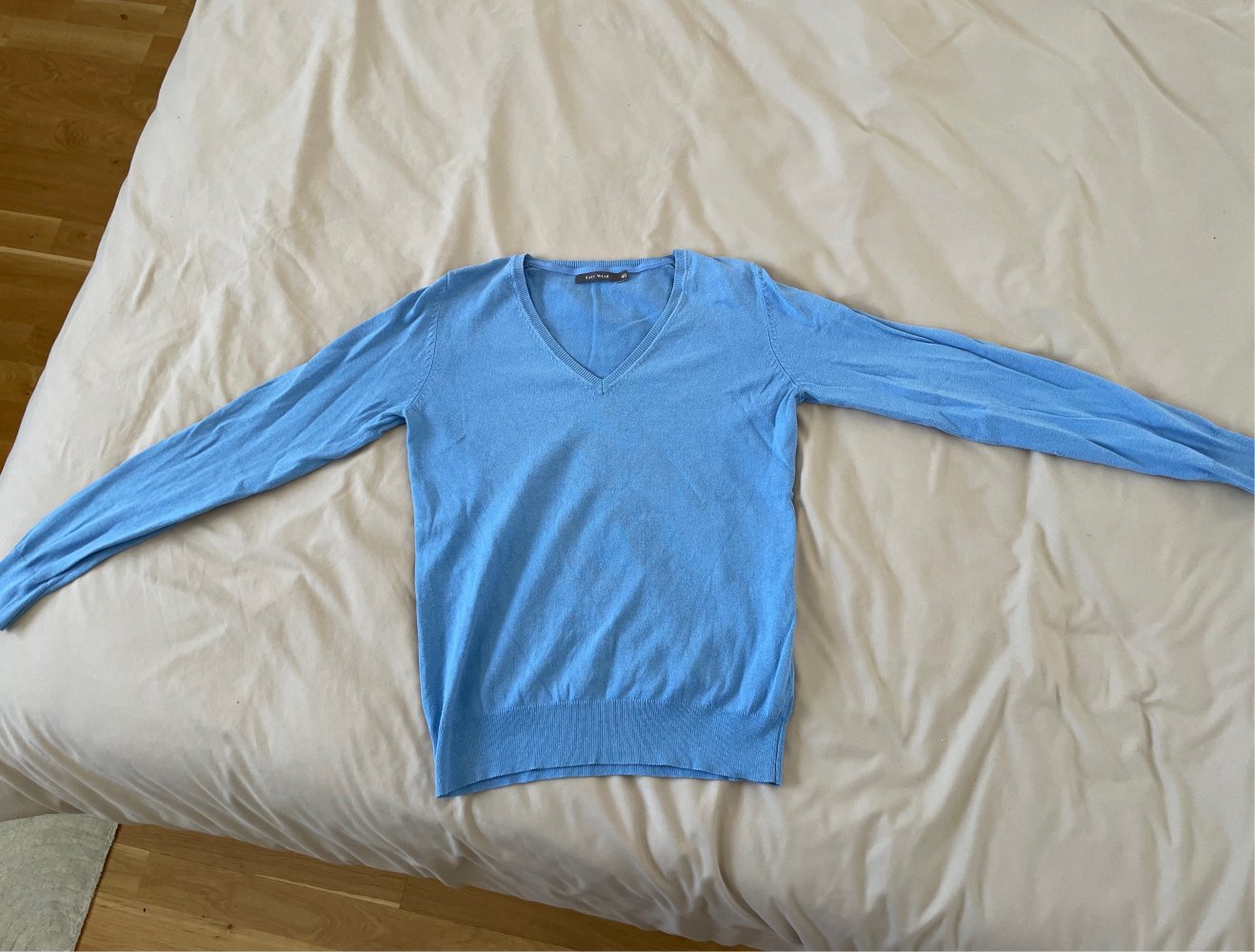 Hellblauer Pulli mit V-Ausschnitt