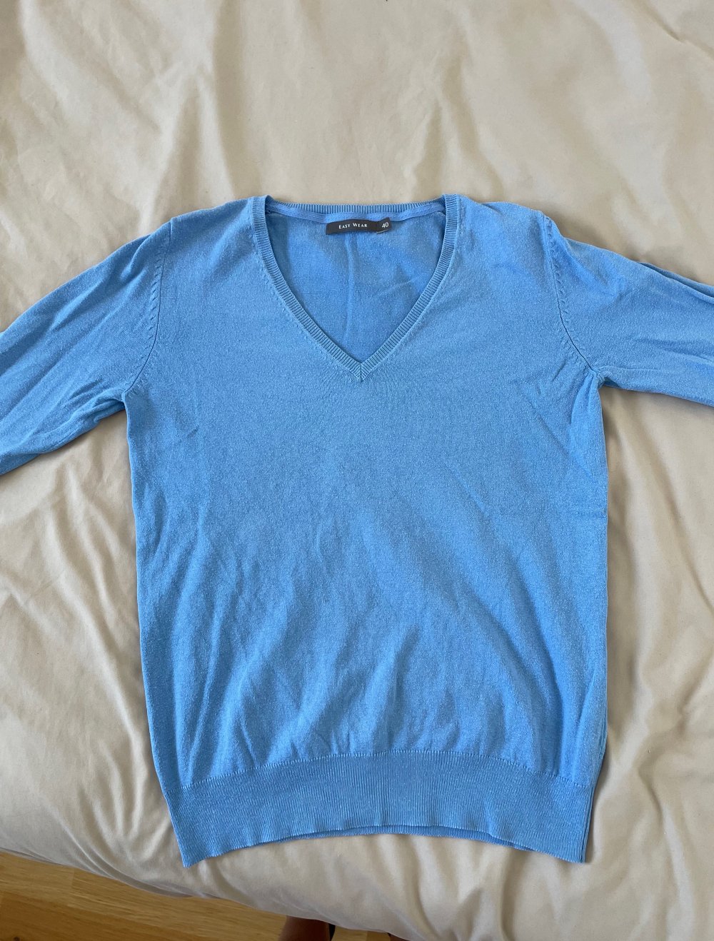 Hellblauer Pulli mit V-Ausschnitt