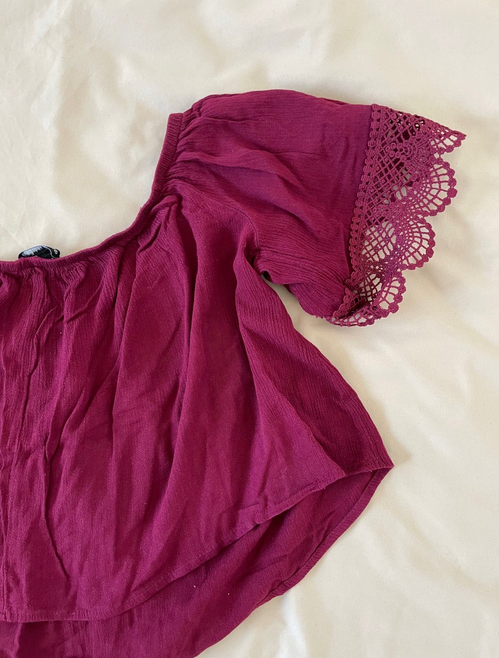 Bordeaux-rote Bluse, schulterfrei und bauchfrei