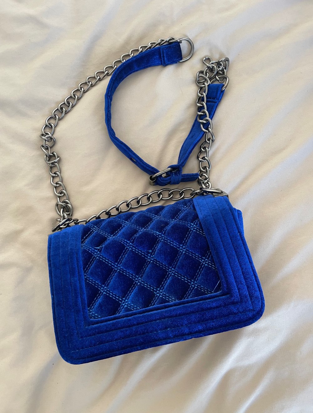 Blaue Handtasche aus synthetischem Samt