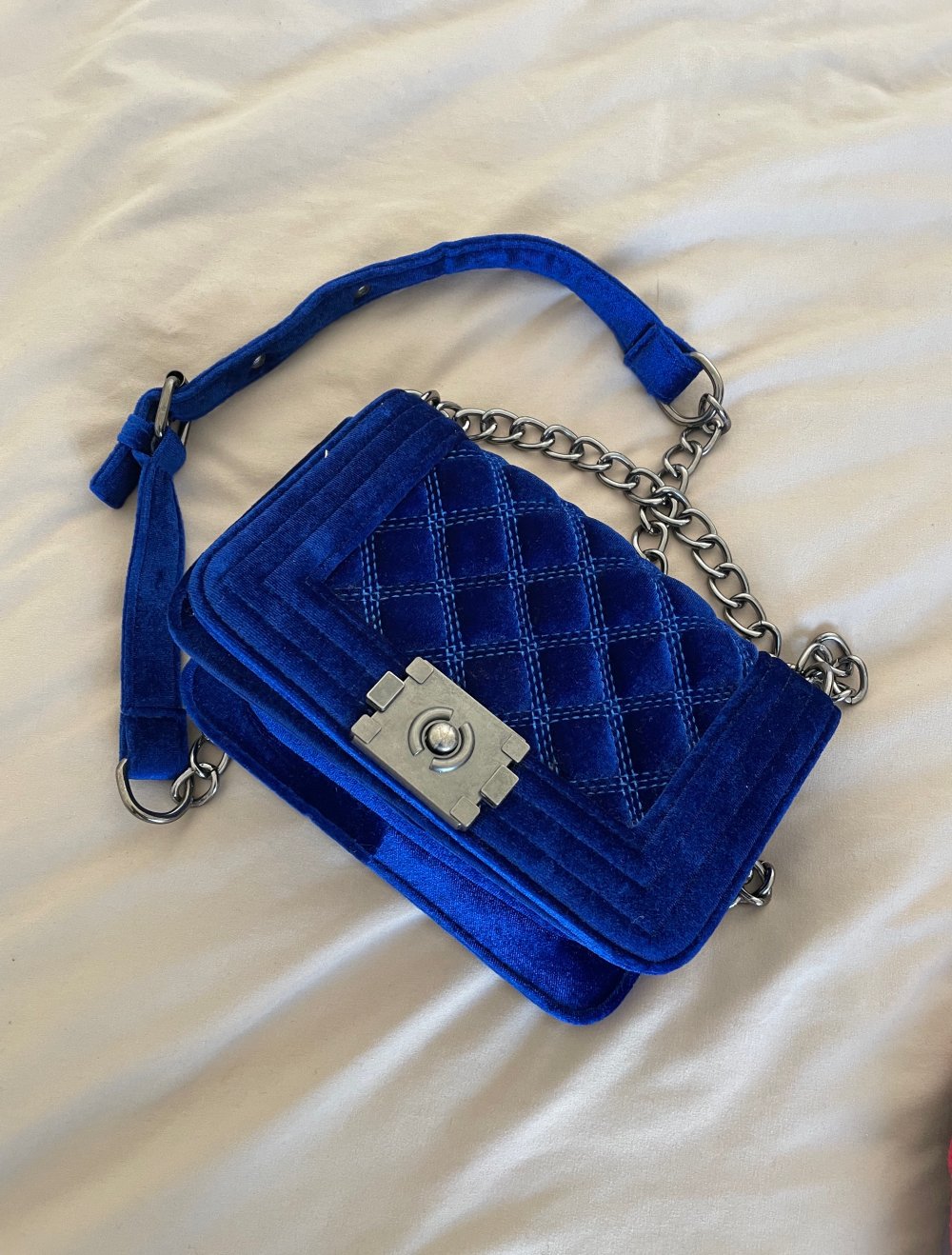 Blaue Handtasche aus synthetischem Samt