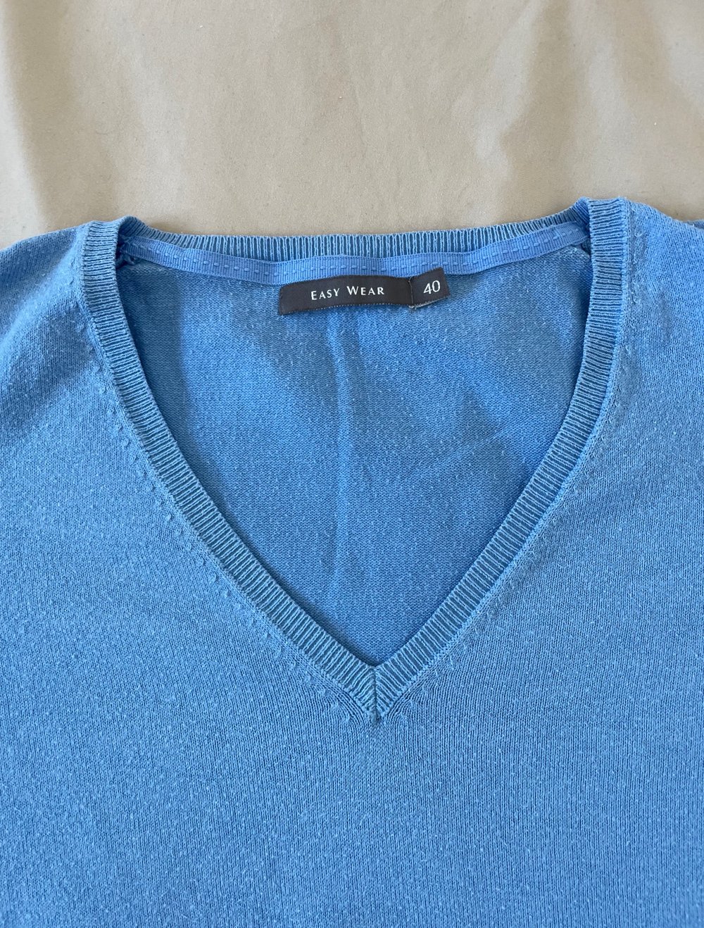 Hellblauer Pulli mit V-Ausschnitt