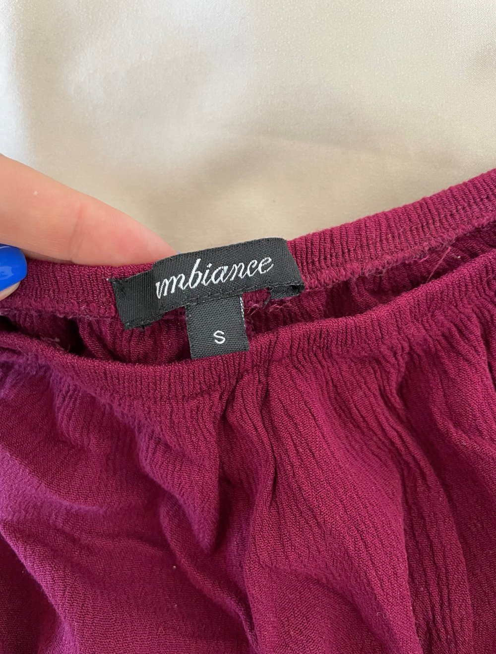 Bordeaux-rote Bluse, schulterfrei und bauchfrei