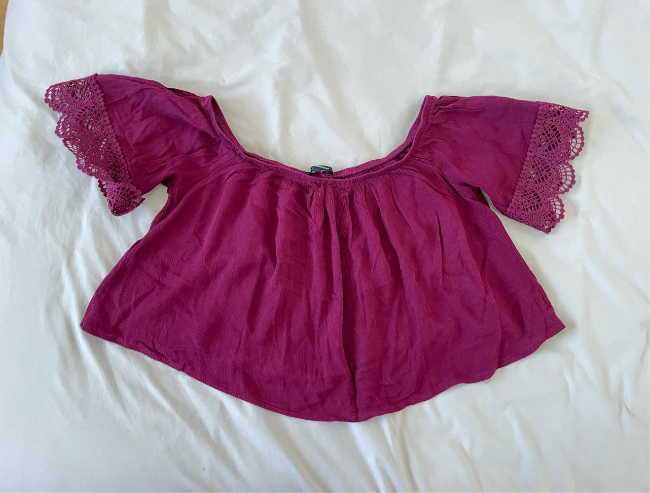 Bordeaux-rote Bluse, schulterfrei und bauchfrei