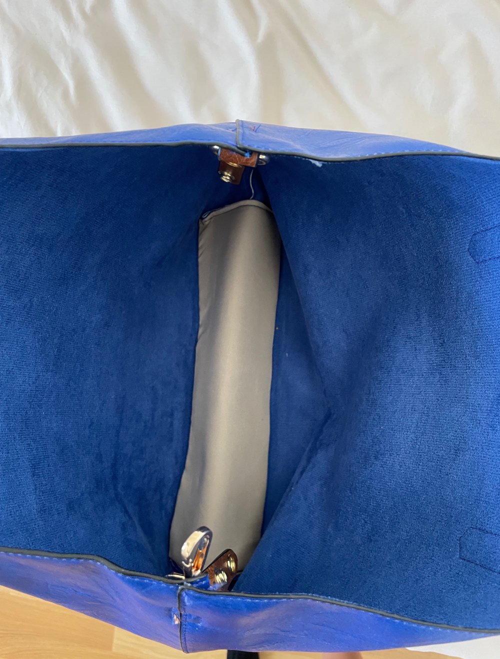 Blaue große Handtasche