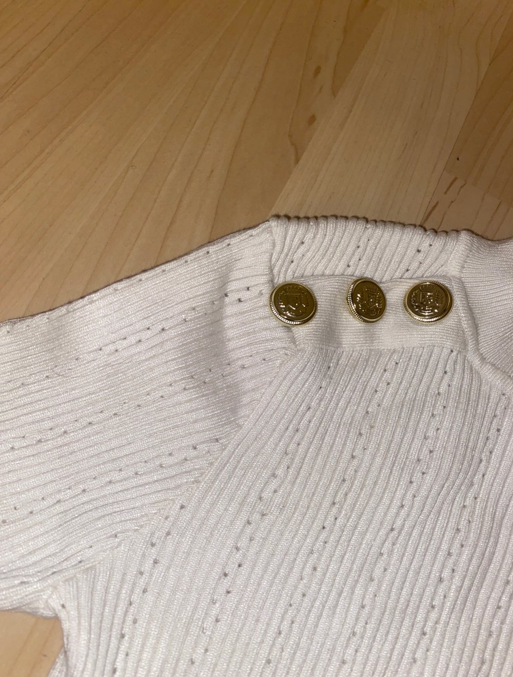 shirt mit goldenen Knöpfen