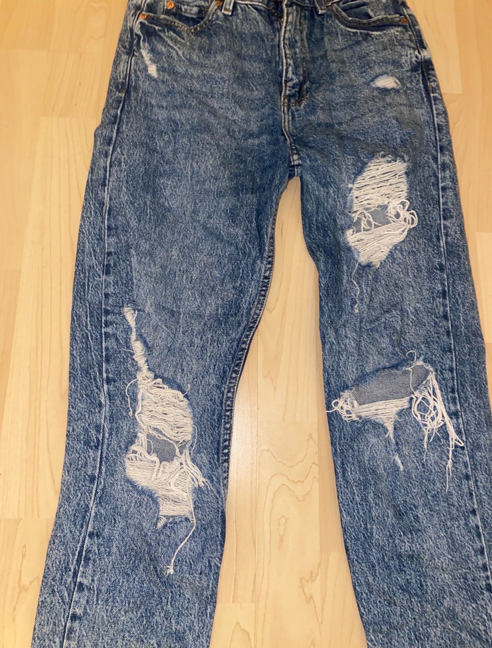 jeans mit Löcher