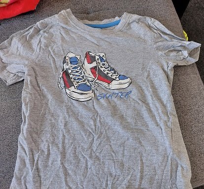 T-Shirt Jungen mit Turnschuhen drauf Grösse 110/116
