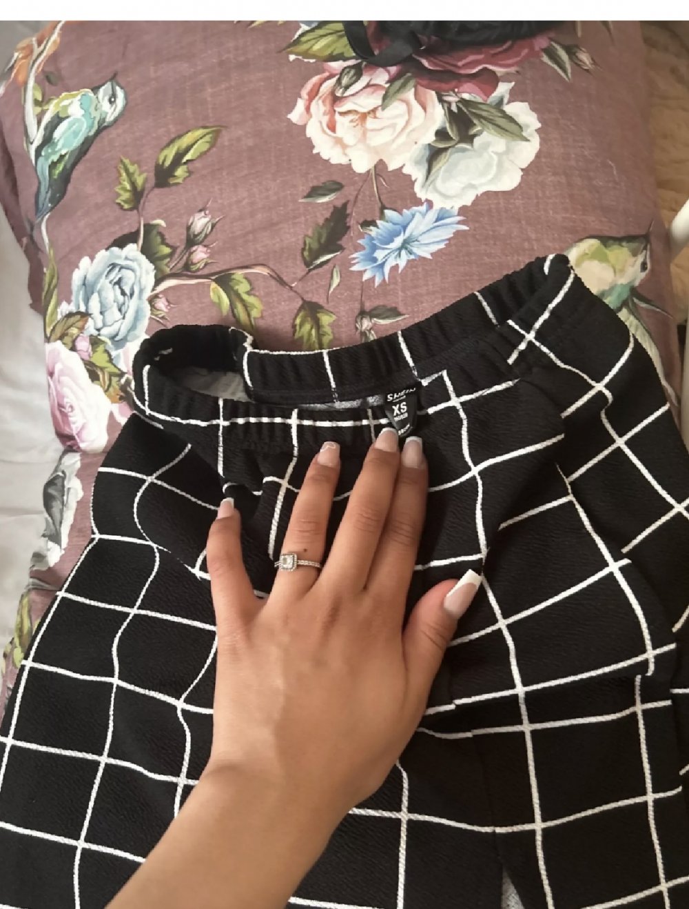 schwarz weißer Rock mit Schlitz