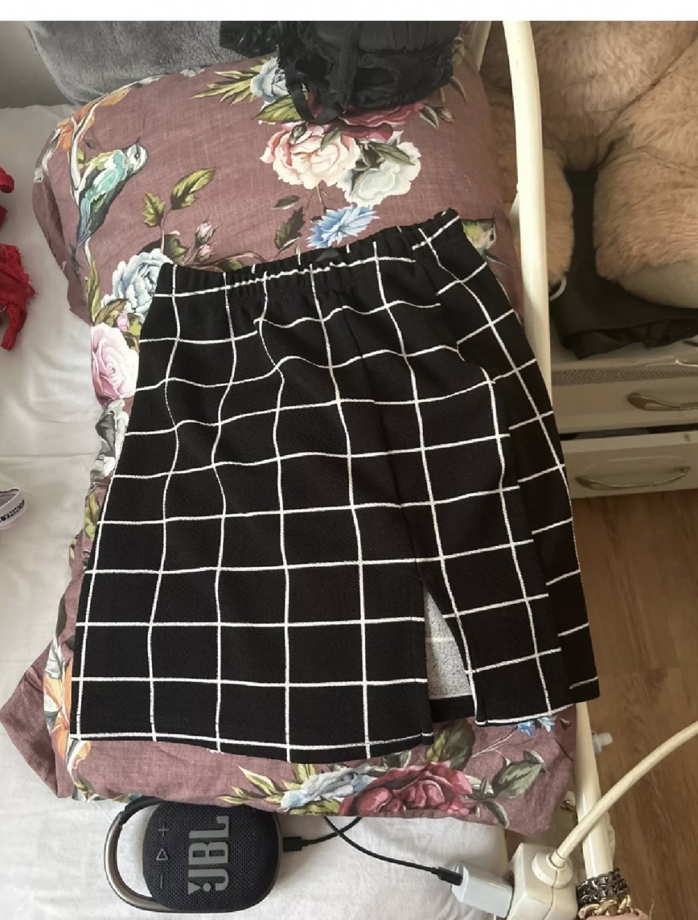 schwarz weißer Rock mit Schlitz