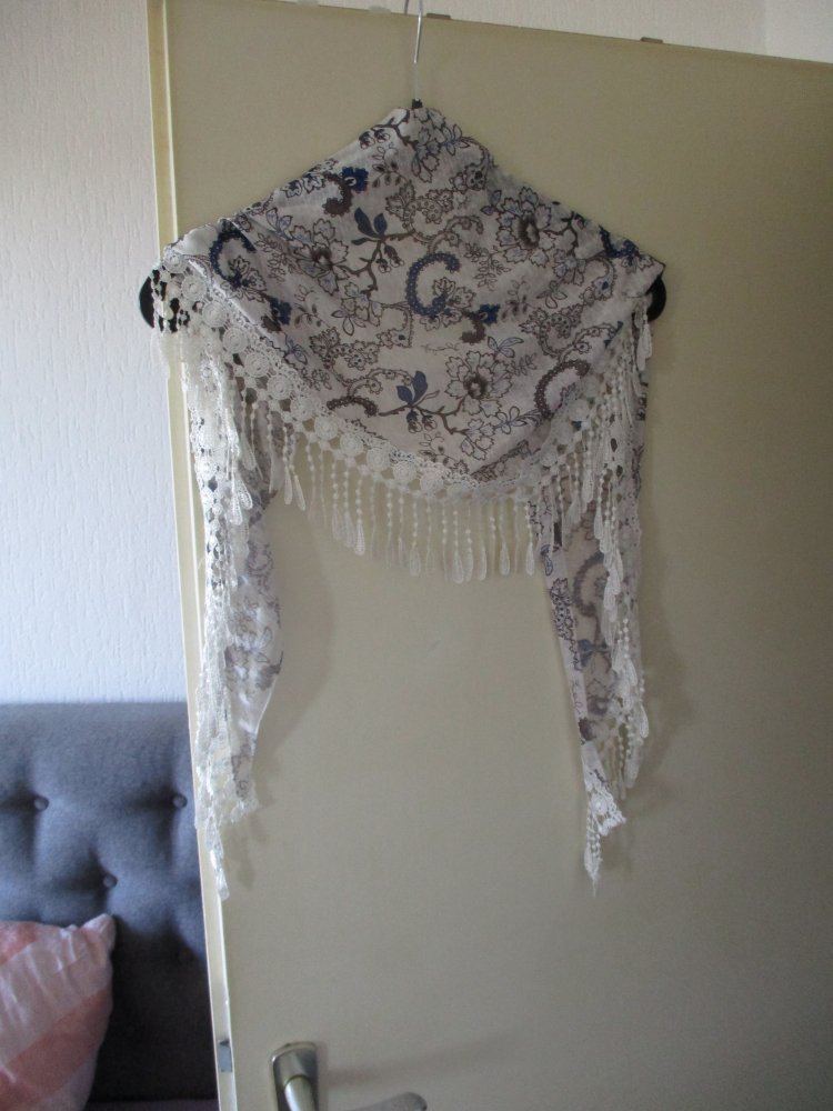 Dreiecks-Tuch mit Spitzensaum