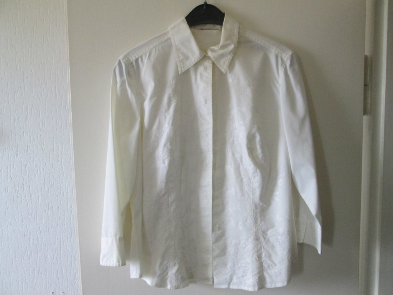 Bluse mit Stickereien